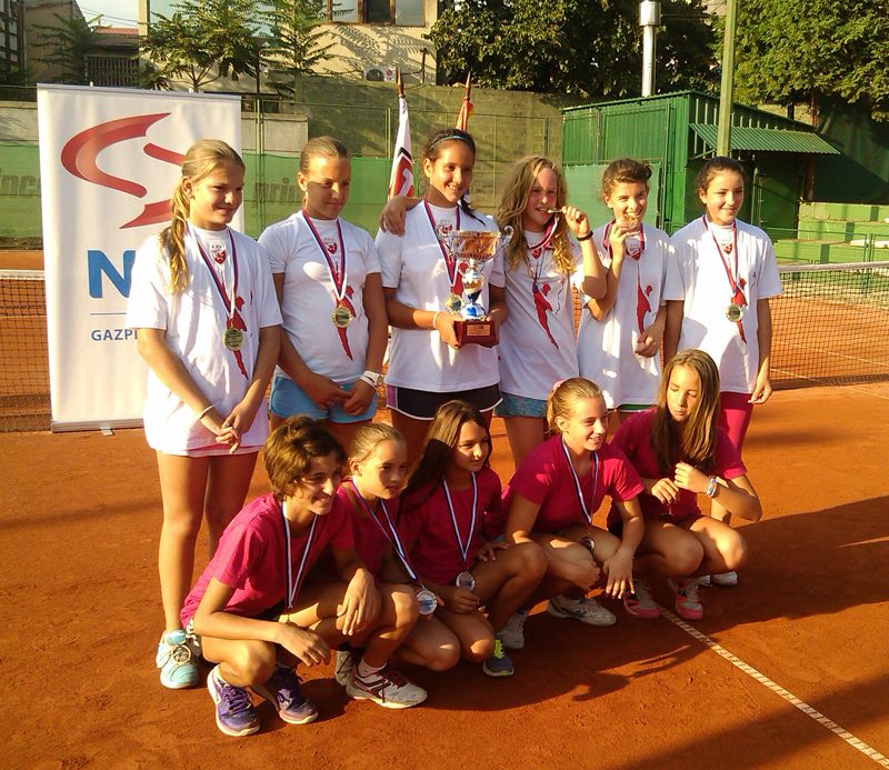 Devojčice TK Crvena Zvezda ekipne prvakinje Srbije za 2014, Mihaela Đaković, Jovana Badnjar, Teodora Vujičić, Iva Divac