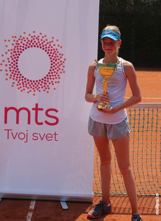 Лара Стојановски