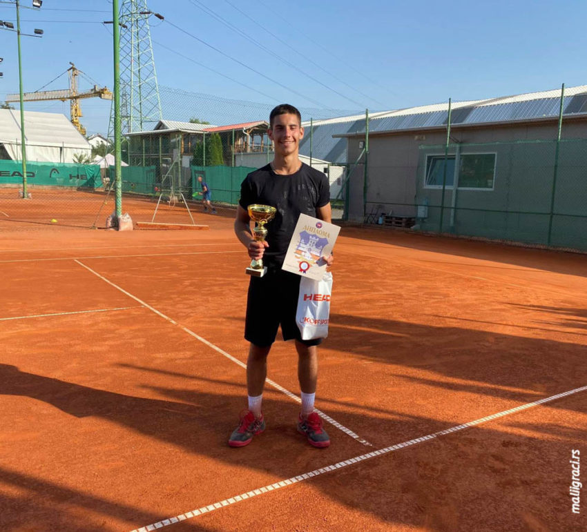 Леон Николић