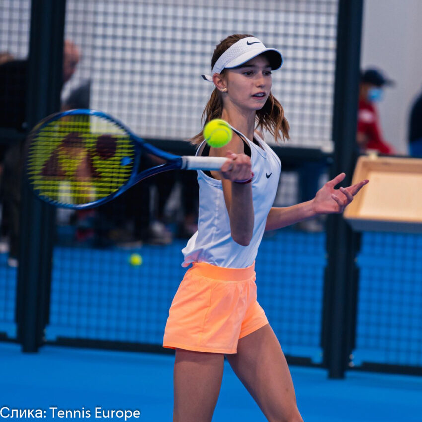 Луна Вујовић